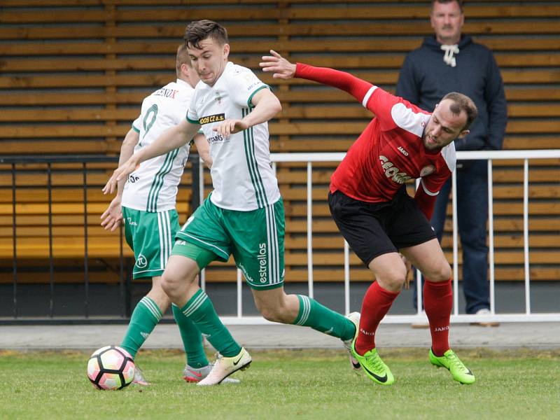 Fotbalové utkání mezi MFK Chrudim ( červenočerném) a FC Olympia Hradec Králové (v bílozeleném) na hřišti Pod vodojemem v Chrudimi.