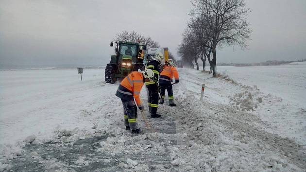 Chrudimští a hrochovotýnečtí hasiči odstraňují sníh ze silnice u Kočí