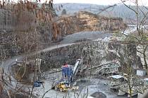 Lom Zárubka na Chrudimsku je jedním z důležitých zdrojů těžby kamene v Pardubickém kraji. Na konci tohoto roku mu však má skončit povolení na těžbu.