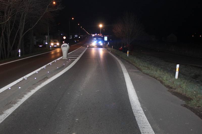 Šestadvacetiletý řidič osobního automobilu Škoda Felicia havaroval před benzinovou stanicí ve Slatiňanech. Zraněním na místě podlehl.