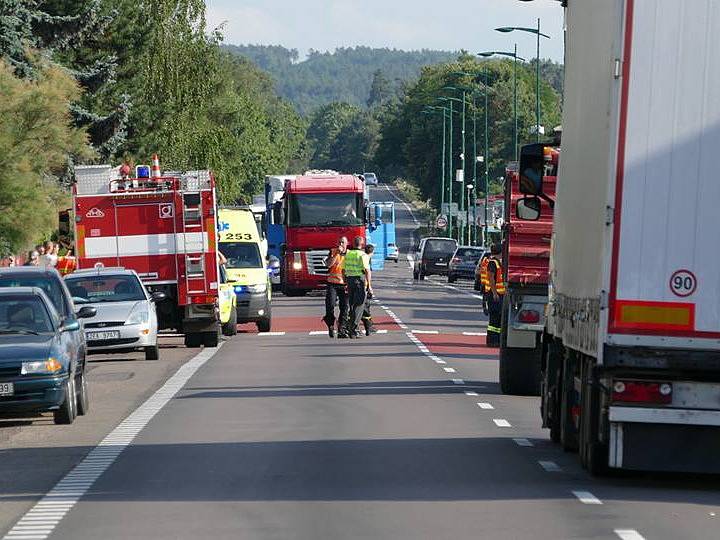 Řidič skútru srazil ve Slatiňanech na přechodu chodce, který musel být letecky transportován do nemocnice. 