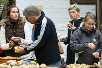 Návštěvníci si pochutnávali na bramborách na loupačku.