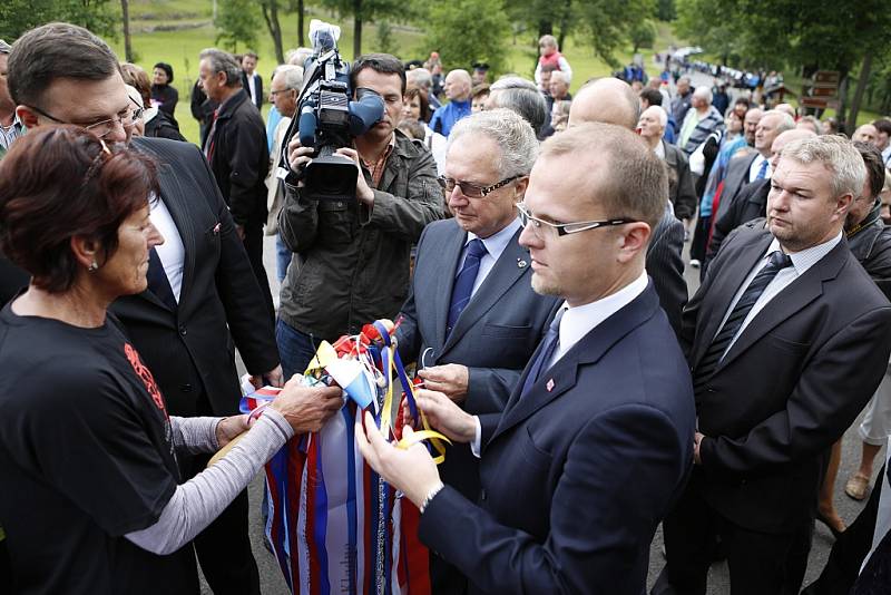 Pietního aktu k 72. výročí vypálení osady Ležáky na Chrudimsku se zúčastnil i prezident Miloš Zeman. 