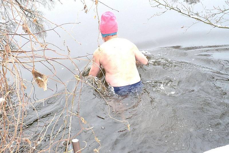 Pro otužilce Františka Zítka nepředstavuje ledová voda nad splavem u Janderova žádnou překážku.