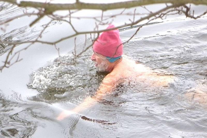 Pro otužilce Františka Zítka nepředstavuje ledová voda nad splavem u Janderova žádnou překážku.