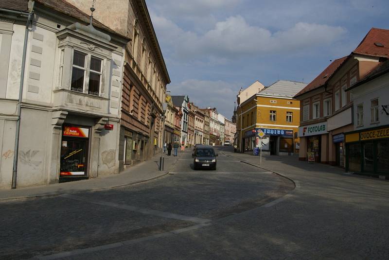 Široká ulice v Chrudimi.