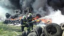 6. června 2011: Hasiči bojují s požárem skládky pneumatik v Boru u Skutče.
