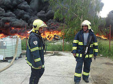 6. června 2011: Hasiči bojují s požárem skládky pneumatik v Boru u Skutče.