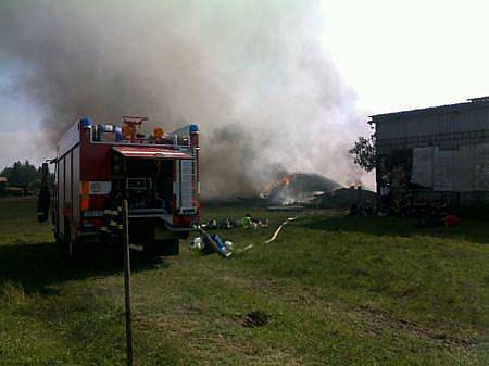 7. června 2011: Hasiči hlídají místo požár v Boru u Skutče, z něhož stále ještě stoupá nebezpečný kouř.