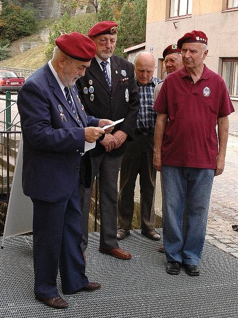 Zástupci klubu  výsadkových veteránů při 43.výsadkovém mechanizovaném praporu Chrudim spolu s příslušníky tohoto praporu si ve středu připomněli památku generálmajora Stanislava Uchytila