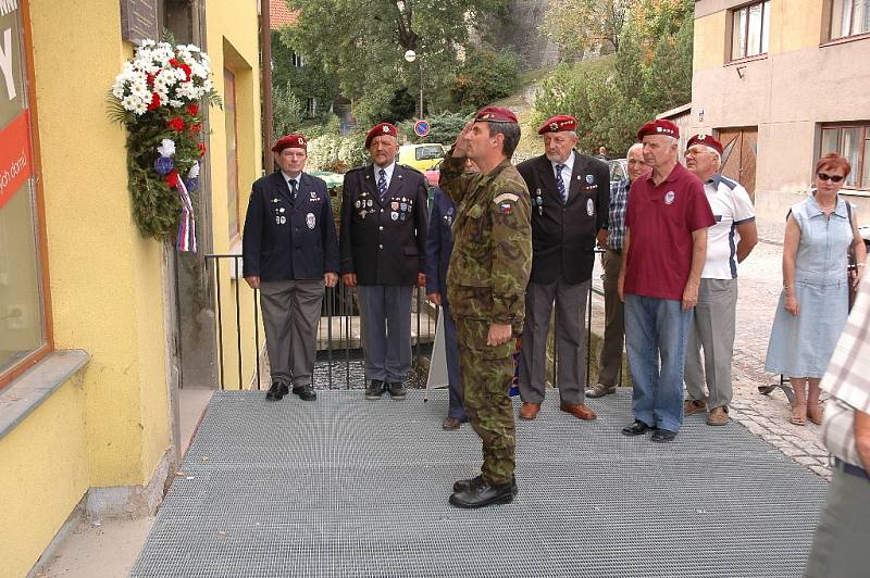 Zástupci klubu  výsadkových veteránů při 43.výsadkovém mechanizovaném praporu Chrudim spolu s příslušníky tohoto praporu si ve středu připomněli památku generálmajora Stanislava Uchytila