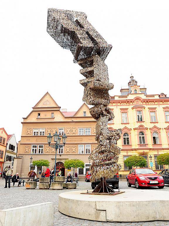 Klíčová socha výtvarníka Jiřího Davida vytvořená z 85 tisíc klíčů na Resselově náměstí v Chrudimi.