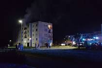 V Seči hořela bytovka, deset lidí evakuováno