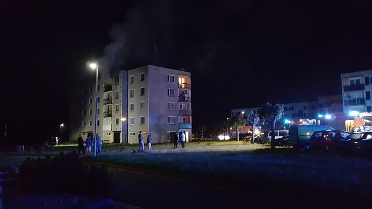 V Seči hořela bytovka, deset lidí evakuováno