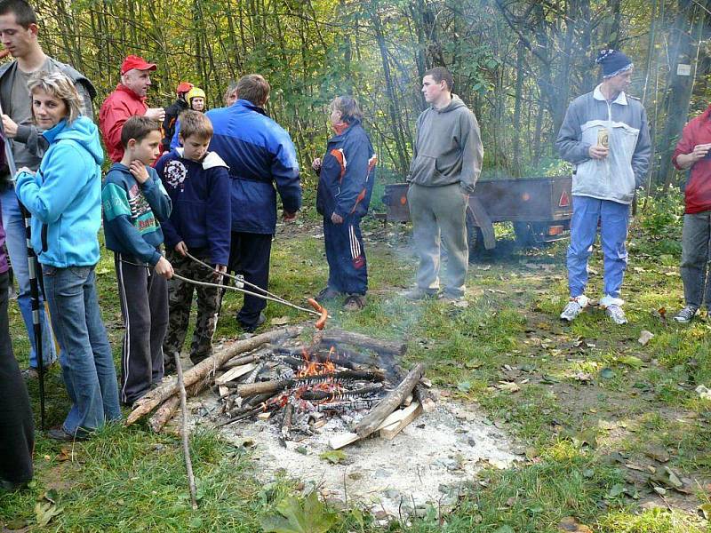 Ronovští vodáci posledním splutím zamkli před zimou řeku Doubravu.