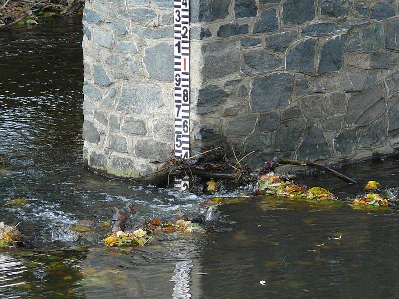 Ronovští vodáci posledním splutím zamkli před zimou řeku Doubravu.