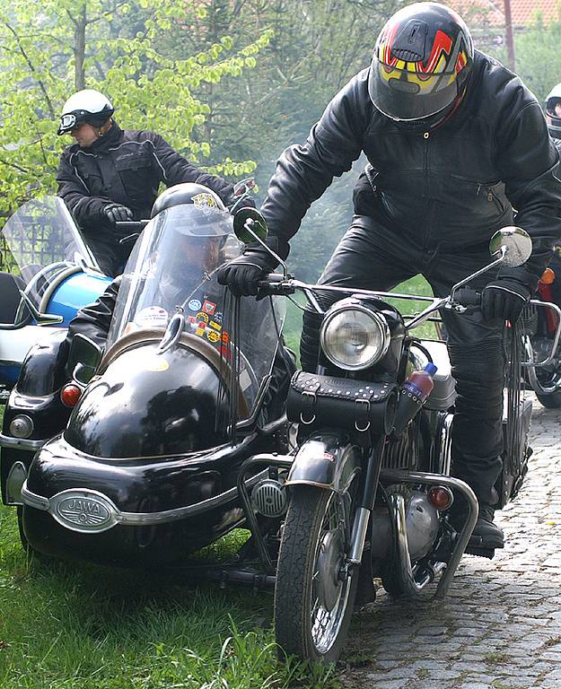 Sidecar club Nasavrky pořádal první jarní vyjížďku.