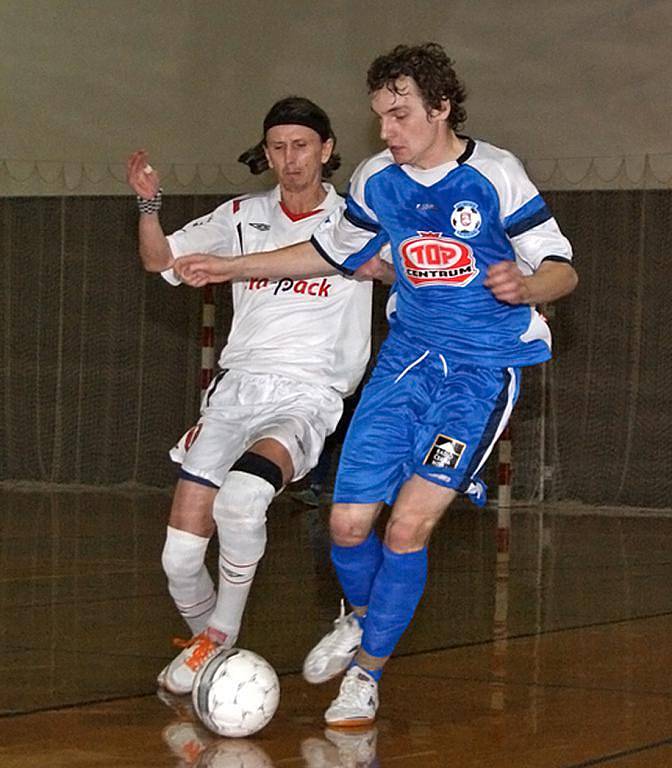 TORF ODOLÁVAL. Zatím nejtěžší práci v letošním ročníku Jetbull Futsal ligy měl chrudimský úřadující mistr v derby s rivalem z města perníku a dosáhl nejtěsnější výhry sezony.