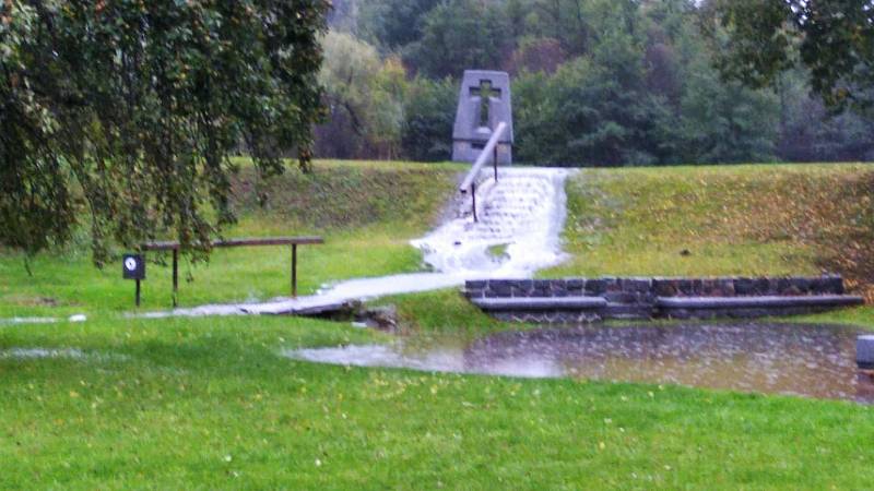 Památník v Ležákách opět zalila voda