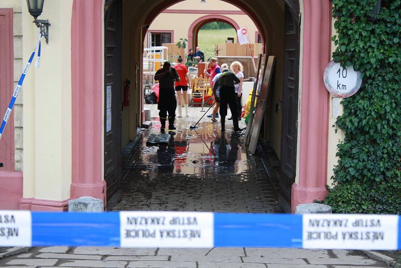 V heřmanoměsteckém domově důchodců se celý den uklízelo. Nejhorší nebyla voda, ale všudypřítomné bahno. Voda tu na nádvoří dosáhla metrové výšky.