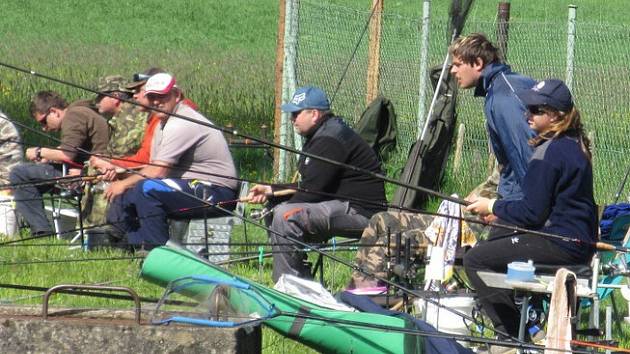 Tradiční rybářské závody u rybníka Hošťalovice si nenechalo ujít 72 soutěžících.