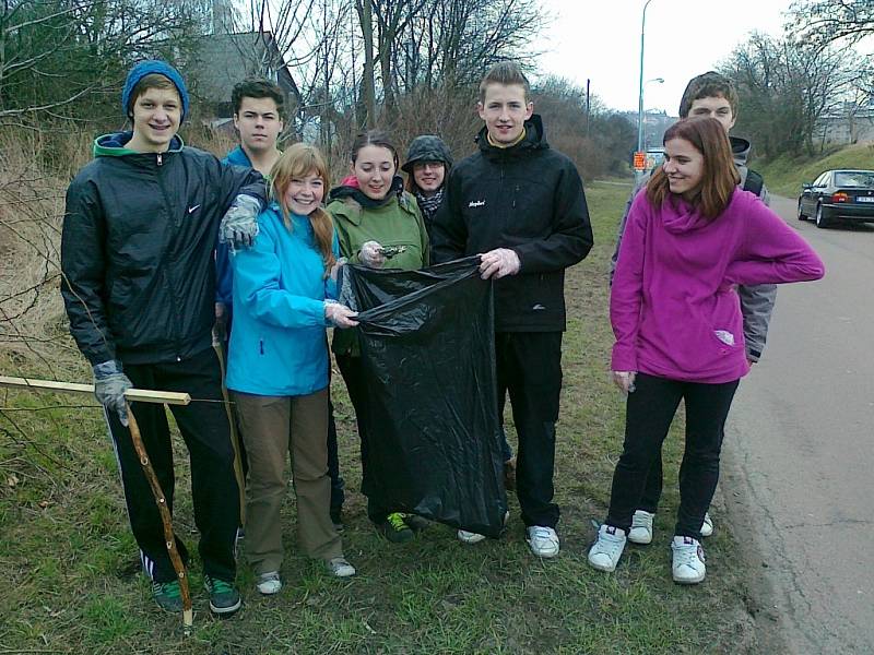 Skupina dvaceti studentů a dvou pedagogů Střední školy zemědělské a VOŠ Chrudim tradičně „uklízela svět“.