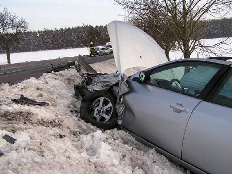 Jednotky HZS Pardubického kraje pomáhají se sněhovými převisy i s vytahováním zapadlých aut z příkopů