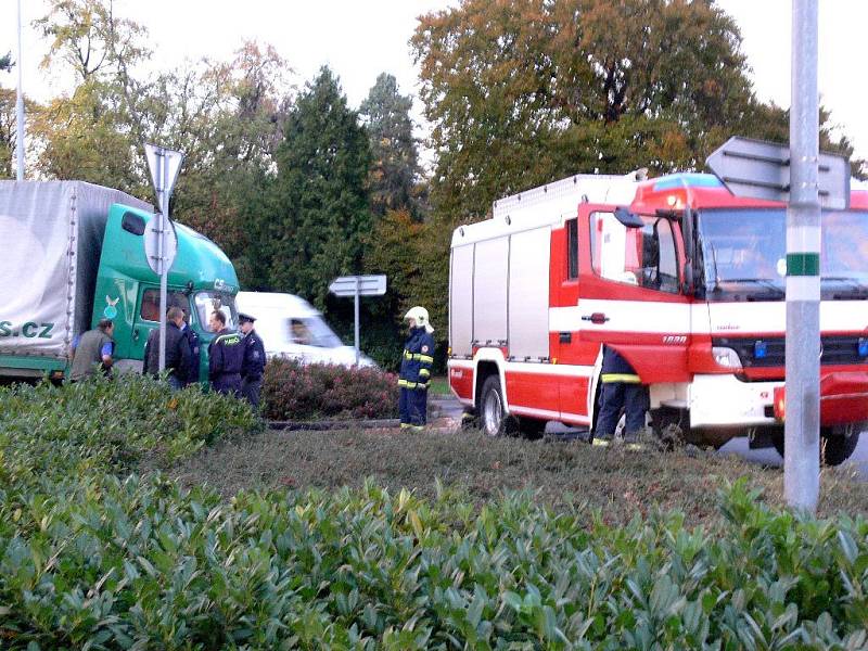 Na kruhovém objezdu u hotelu Bohemia začal za jízdy hořet nákladní vůz značky Avia.