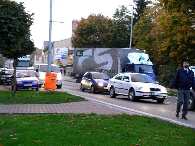 Na kruhovém objezdu u hotelu Bohemia začal za jízdy hořet nákladní vůz značky Avia.