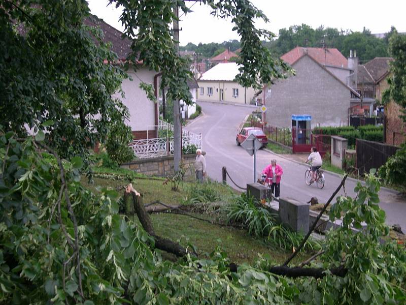 JAK KONEC SVĚTA. Ranní obrázky z Bítovan. Tady zanechala včerejší bouřka opravdovou spoušť. Spadlý strom zničil i pomník nad silnicí, část desky odlétla.