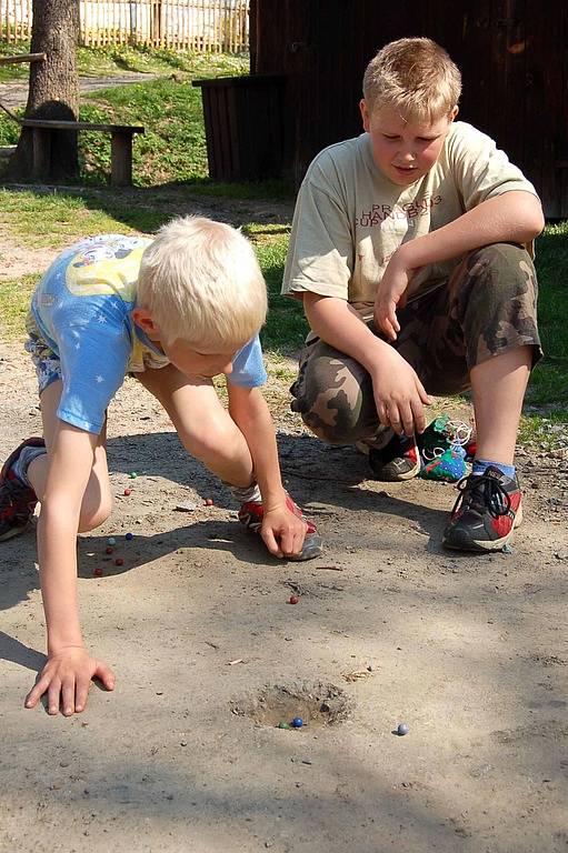 Zlatá brána otevřená: Hračky ve skanzenu potěšily hlavně děti.