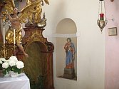 Svatý Petr už stojí ve výklenku presbytáře.