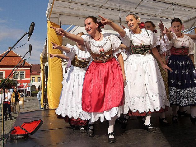 Resselovo náměstí v Chrudimi patřilo tři dny folklorním chrudimským Obžínkám.