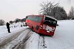 U Skutče (směr Zbožnov) skončil v úterý ráno mimo vozovku autobus