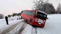 U Skutče (směr Zbožnov) skončil v úterý ráno mimo vozovku autobus