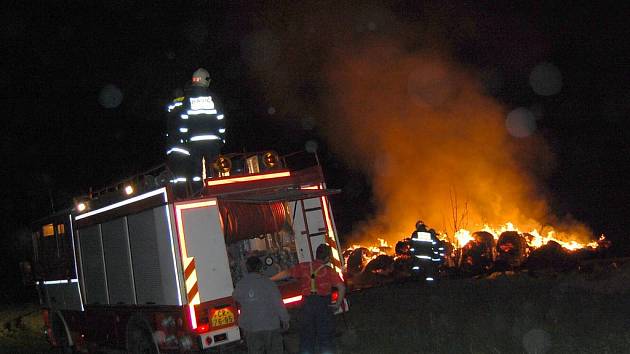 Hasiči likvidují požár stohu ve Švihově na Chrudimsku.