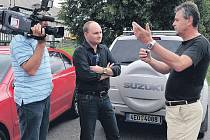 Starosta Petr Řezníček (zcela vpravo) hovoří s televizními reportéry na téma obchvatu Chrudimi.