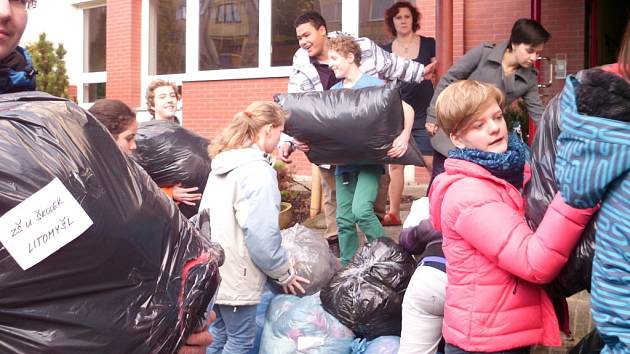 Základní škola U Školek Litomyšl organizovala předvánoční sbírku zimního šatstva pro syrské uprchlíky v Jordánsku.