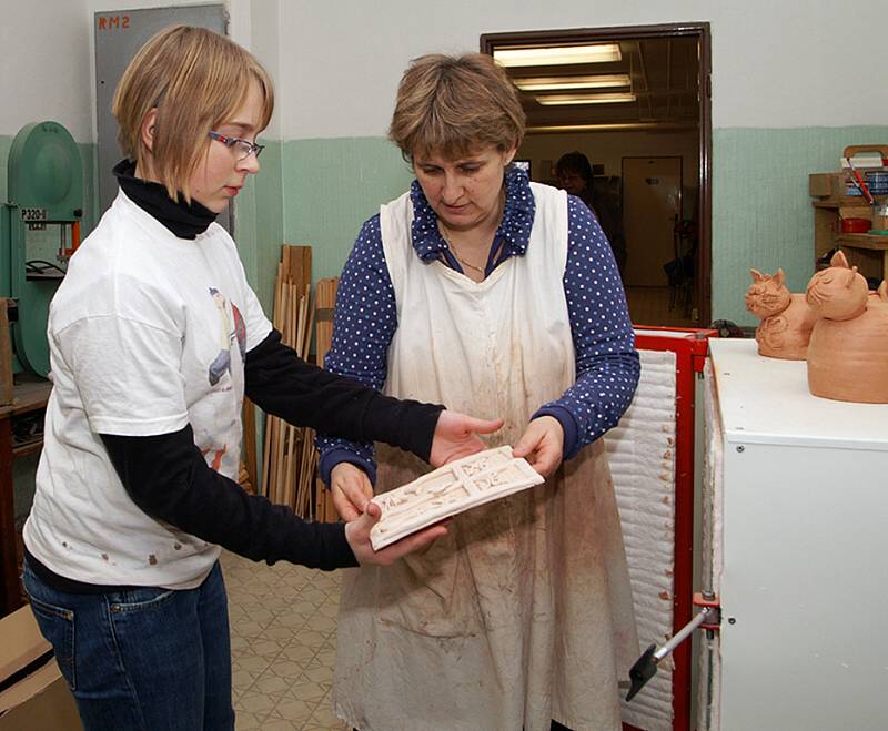 TI STARŠÍ MĚLI PLNÉ RUCE PRÁCE PŘI VÝTVARNÉ VÝCHOVĚ. Budova Mateřské školy v Rosicích je sice velká, ale po 30 letech už zralá na rekonstrukci. Možná se poté sloučí se zdejší základní školou.