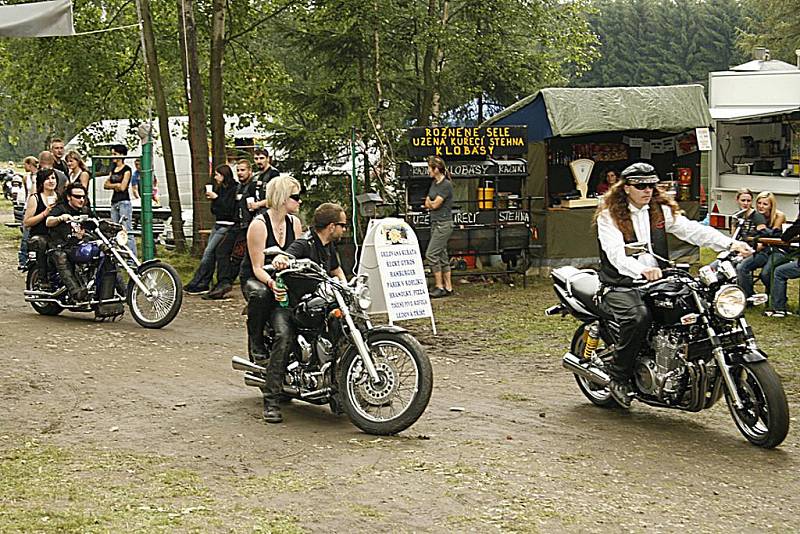 Pravá motorkářská svatba okořenila jubilejní desátý ročník motorkářského Motošťouchu ve Studnicích.