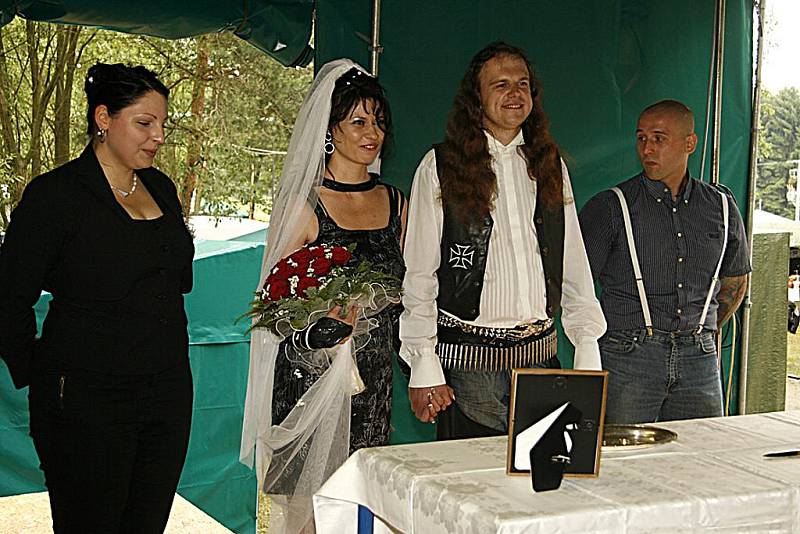 Pravá motorkářská svatba okořenila jubilejní desátý ročník motorkářského Motošťouchu ve Studnicích.