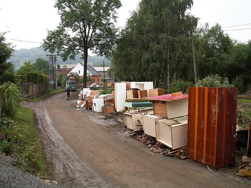 Dobrovolní hasiči z Chrudimě, Topole a Markovic pomáhali v Bludovicích na Jesenicku s likvidací škod, které napáchaly červnové povodně. 