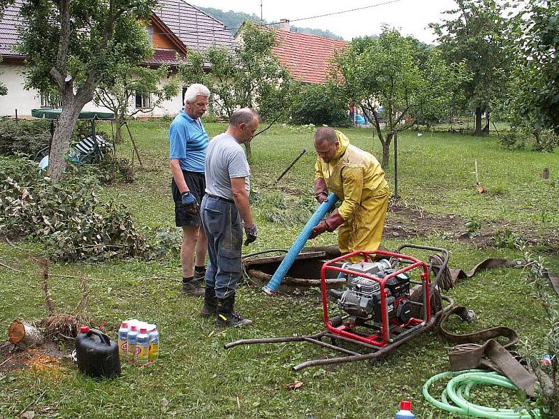 Dobrovolní hasiči z Chrudimě, Topole a Markovic pomáhali v Bludovicích na Jesenicku s likvidací škod, které napáchaly červnové povodně. 