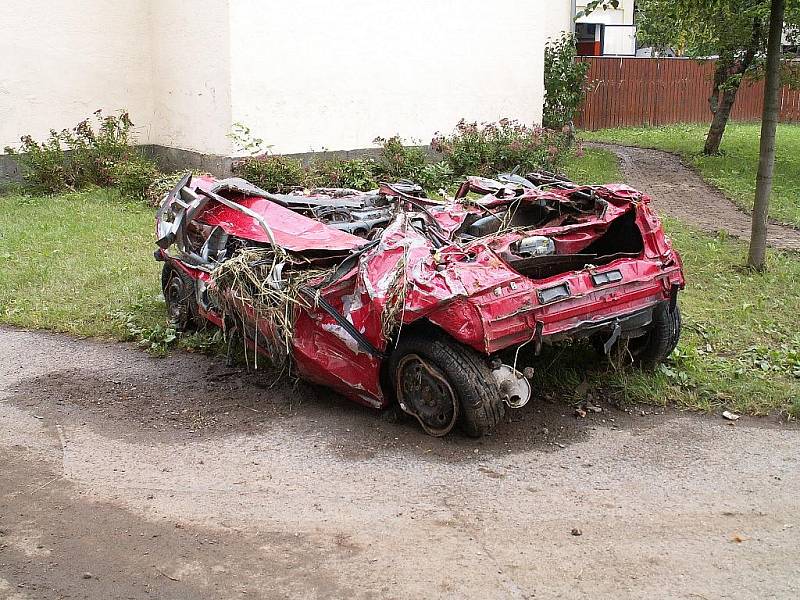 Dobrovolní hasiči z Chrudimě, Topole a Markovic pomáhali v Bludovicích na Jesenicku s likvidací škod, které napáchaly červnové povodně. 