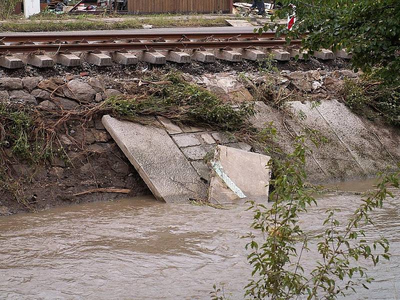 Dobrovolní hasiči z Chrudimě, Topole a Markovic pomáhali v Bludovicích na Jesenicku s likvidací škod, které napáchaly červnové povodně. 