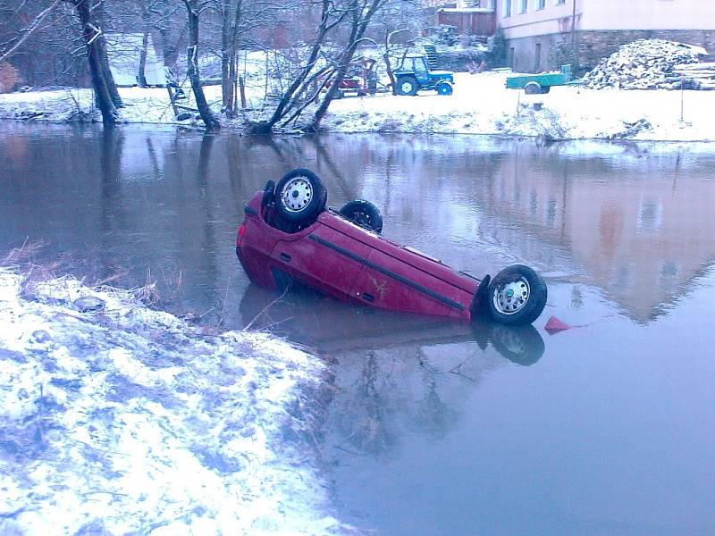 Řidič spadl u mostu v Trhové Kamenici s felicií do řeky. 