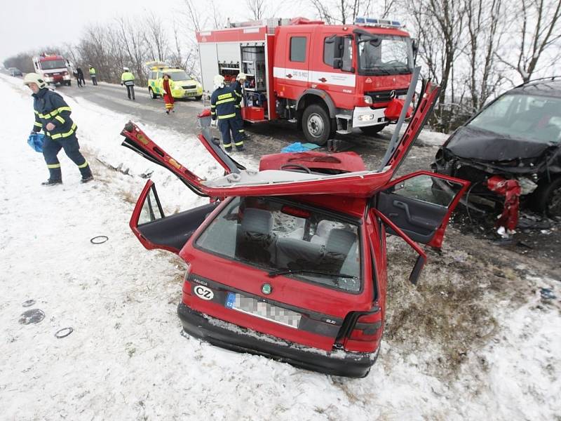 K tragické nehodě došlo v úterý 15. ledna odpoledne na silnici mezi Ostřešany a Chrudimí. Čelně se zde střetly dva osobní automobily. Dvaadvacetiletý muž následkům střetu podlehl. 