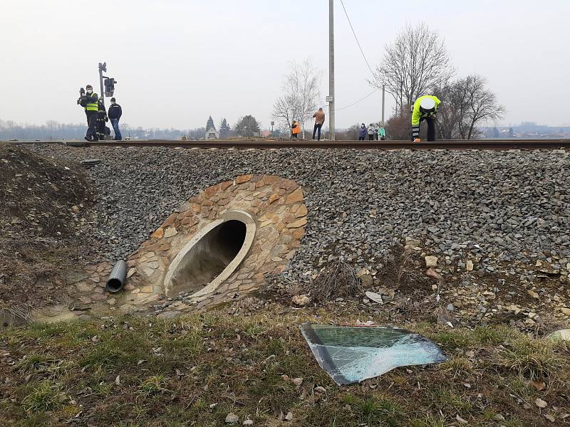 Zaječice - K tragické nehodě došlo ve čtvrtek před půl třetí hodinou v Zaječicích. Osobní vůz Škoda Octavia s dvoučlennou posádkou vjel na železniční přejezd, kde se střetl s projíždějícím vlakem. Ten vlekl vůz před sebou dlouhých dvě stě metrů