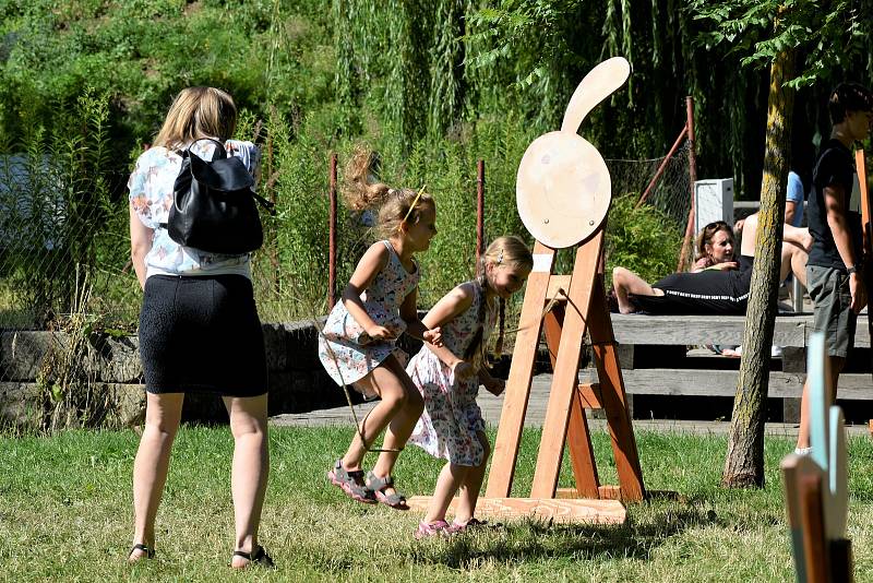 Zatímco děti si na Loutkářské Chrudimi užívají například dřevěnou dílnu, dospělí nepohrdnou divadelním představením nebo večerním koncertem v letním kině.