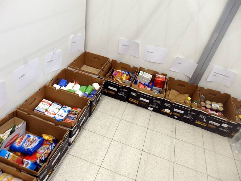 Národní potravinová sbírka. Na pomoc potřebným se v chrudimském obchodním domě nashromáždilo 846 kilogramů trvanlivých potravin a jídel.